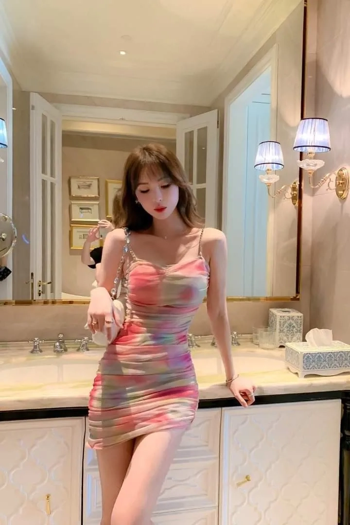 Gái xinh trong áo lót, tôn lên đường cong gợi cảm, hấp dẫn.