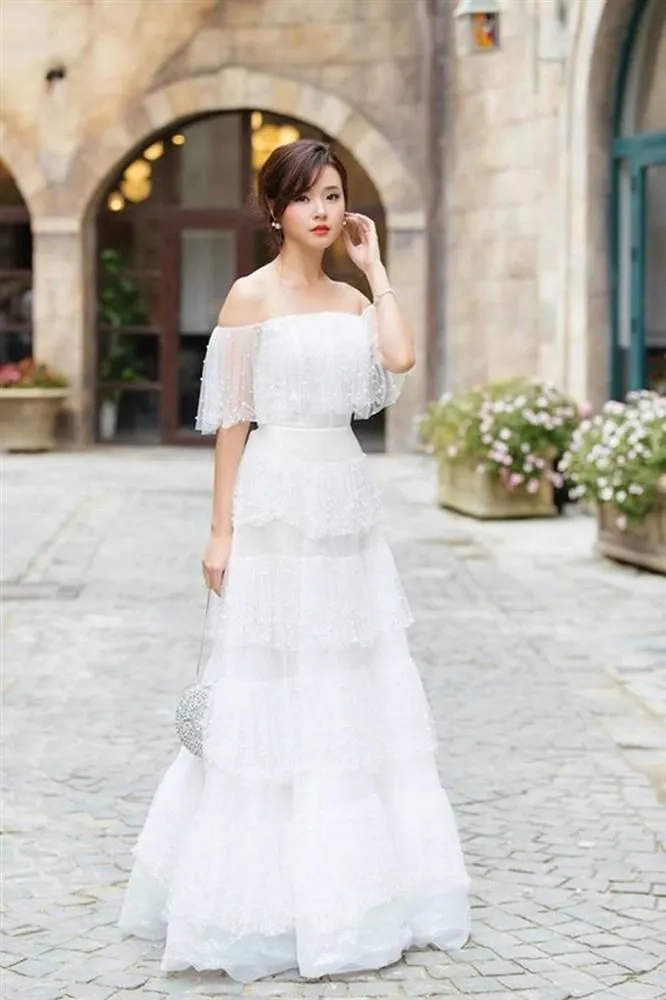 Gái xinh trong váy ngủ tôn lên vẻ đẹp thanh thoát và quyến rũ.