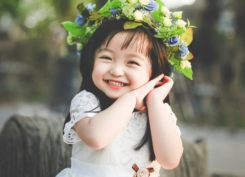 Khám phá ảnh bé gái cute với nụ cười đáng yêu, dễ thương.
