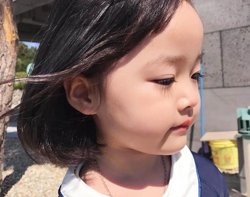 Ảnh bé gái đáng yêu luôn thu hút mọi ánh nhìn với sự dễ thương.