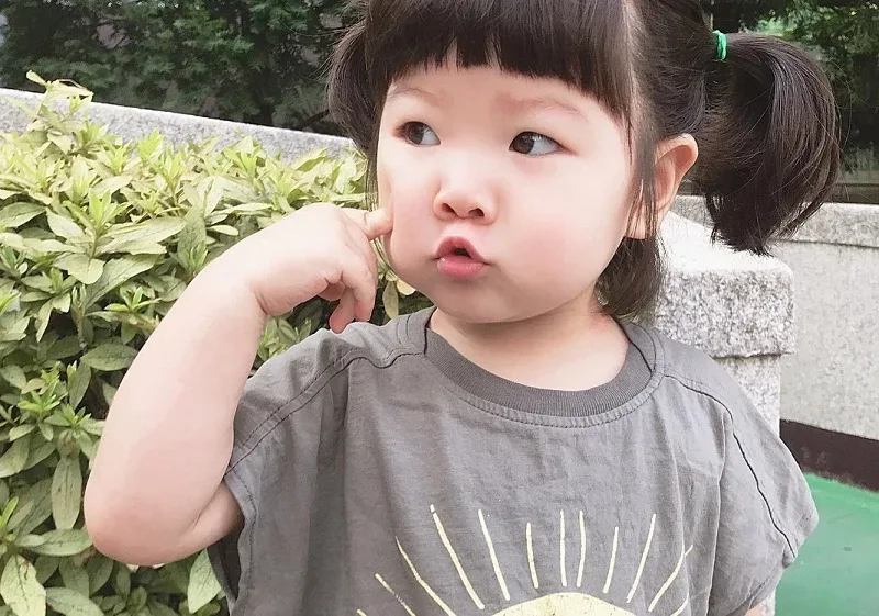 Tận hưởng hình ảnh bé gái dễ thương khiến trái tim bạn tan chảy.
