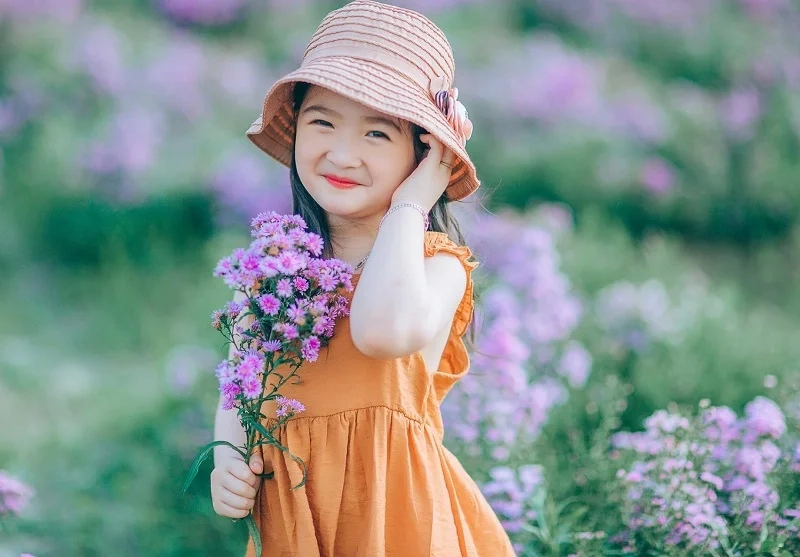 Ảnh bé gái xinh với vẻ đẹp tựa thiên thần, dễ thương vô cùng.