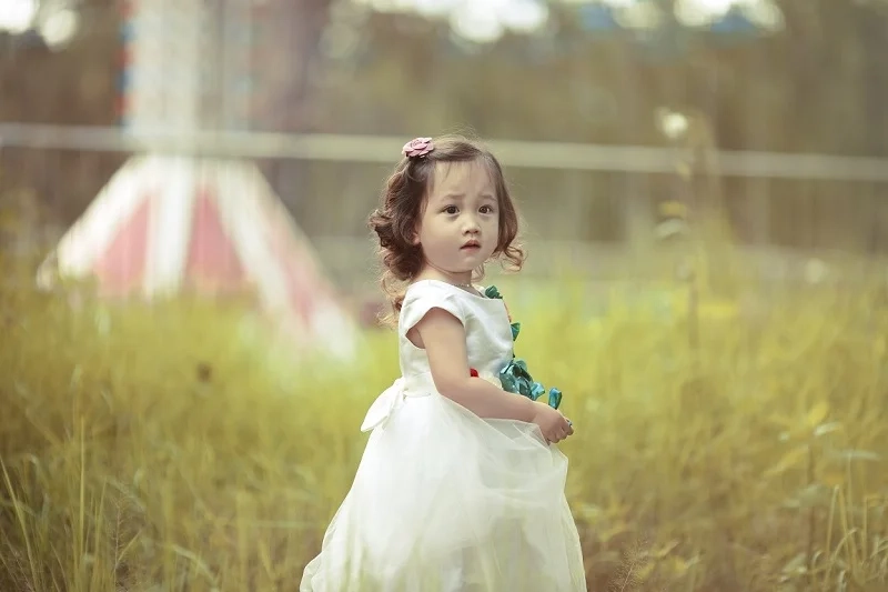 Hình ảnh bé gái đáng yêu ngập tràn niềm vui và sự tươi mới.