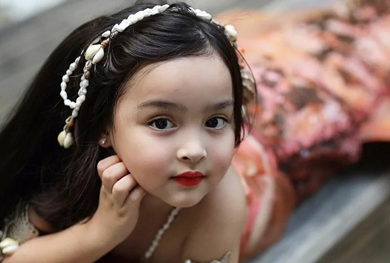Hình ảnh em bé gái dễ thương tỏa sáng với nét hồn nhiên trong sáng.
