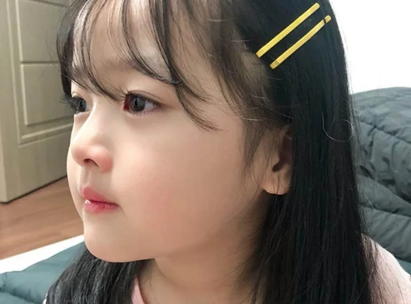 Khám phá ảnh em bé gái xinh với nụ cười tươi và phong cách dễ thương.