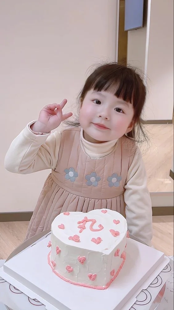 Ảnh bé gái 10 tuổi ngọt ngào với nét đẹp trong sáng và hồn nhiên.