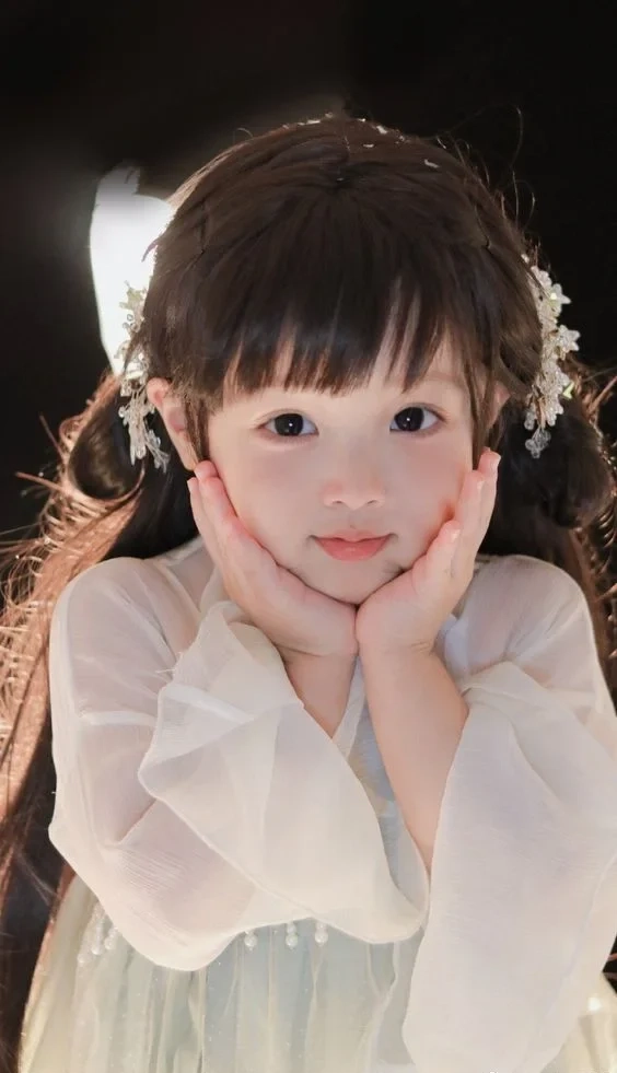 Ảnh bé gái 9 tuổi dễ thương, mang đến sự tươi mới và năng động.