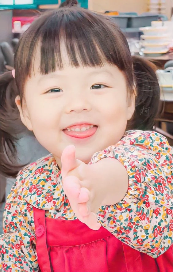 Hình ảnh bé gái đẹp tựa như những đóa hoa nở rộ trong mùa xuân.