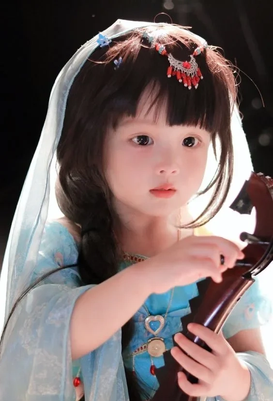 Ảnh meme bé gái vui nhộn, khiến mọi người cười thả ga mỗi ngày.