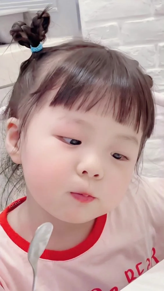 Hình ảnh bé gái xinh nổi bật với vẻ đẹp ngọt ngào và dễ thương.