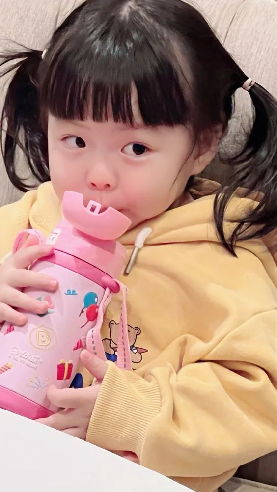 Khám phá ảnh bé gái 9 tuổi xinh đẹp, dễ thương và năng động.