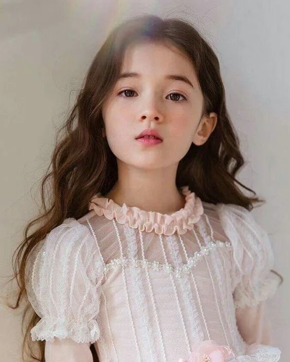 Ảnh em bé gái dễ thương luôn khiến mọi người cảm thấy ấm lòng.