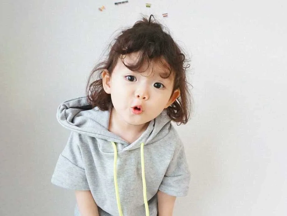 Ảnh newborn bé gái dễ thương, mang lại cảm giác yêu thương vô bờ.