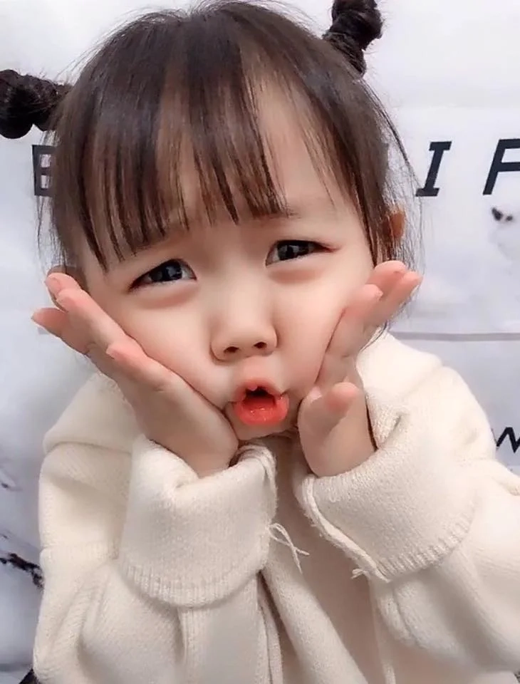 Hình ảnh bé gái đẹp khoe vẻ ngoài ngọt ngào và đáng yêu mỗi ngày.