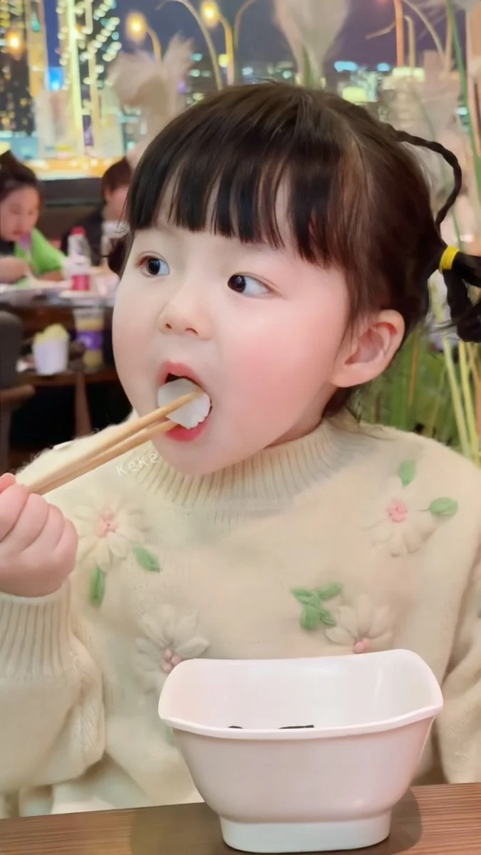 Ảnh bé gái đáng yêu Hàn Quốc toát lên vẻ ngây thơ và dễ thương.