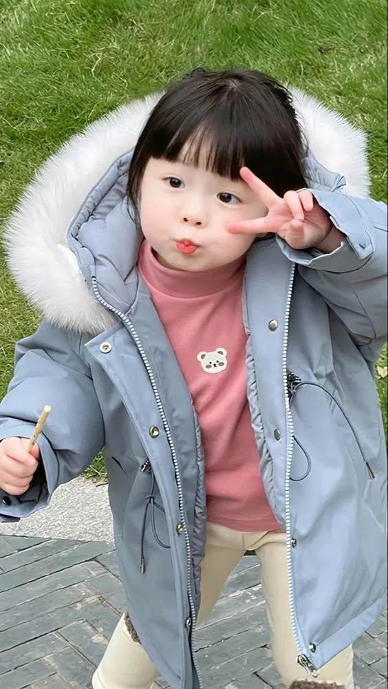 Ảnh bé gái đáng yêu Hàn Quốc toát lên vẻ ngây thơ và dễ thương.