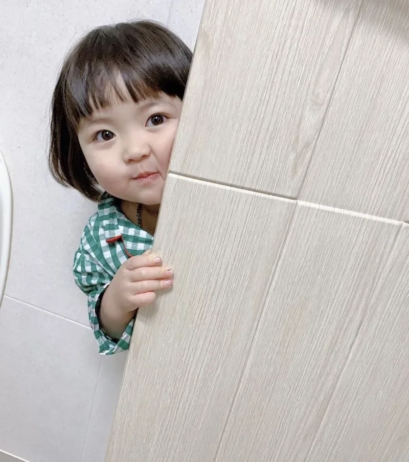 Chụp ảnh bé gái 1 tuổi ghi lại khoảnh khắc ngọt ngào, đáng yêu.
