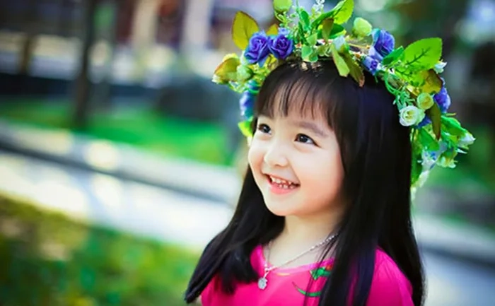Ảnh meme bé gái vui nhộn, sáng tạo với những khoảnh khắc đáng nhớ.