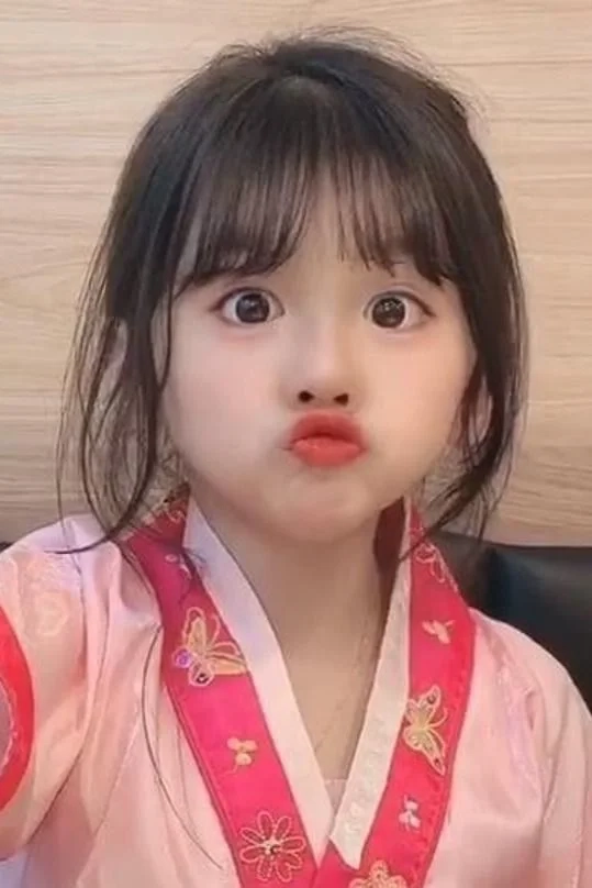 Ảnh bé gái cute Trung Quốc xinh đẹp với vẻ ngoài ngọt ngào.
