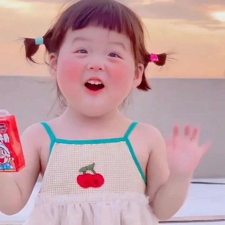 Ảnh bé gái có má lúm đồng tiền khiến trái tim tan chảy.