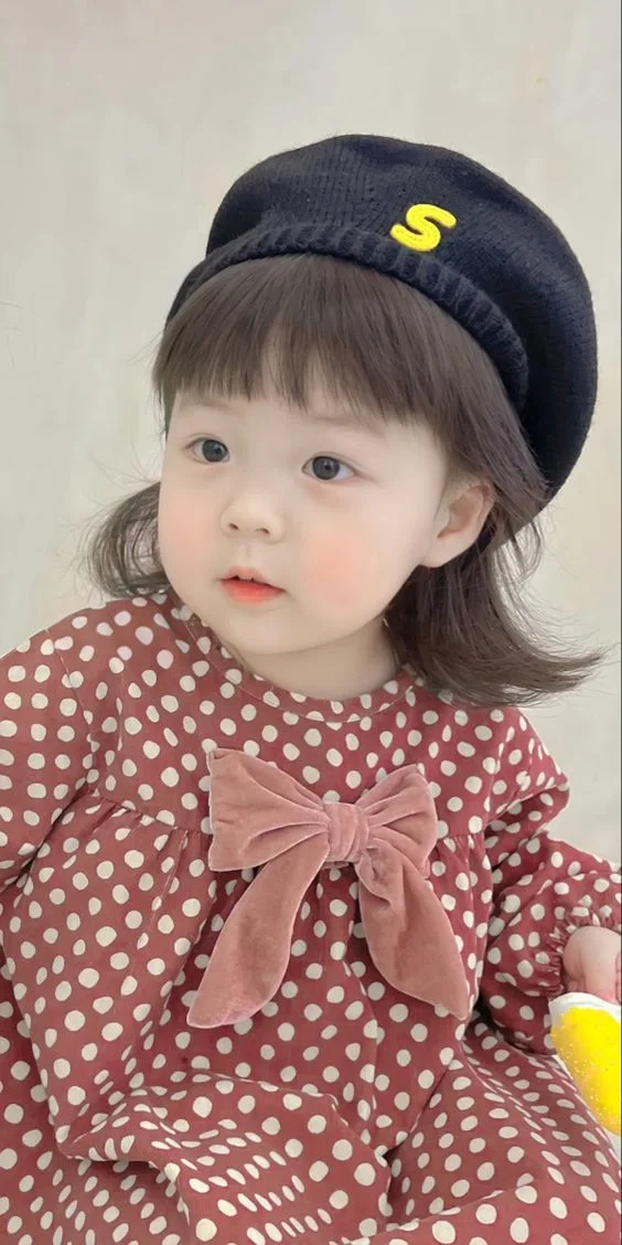 Ảnh bé gái ngày xưa đầy hoài niệm, mang lại cảm giác bình yên.