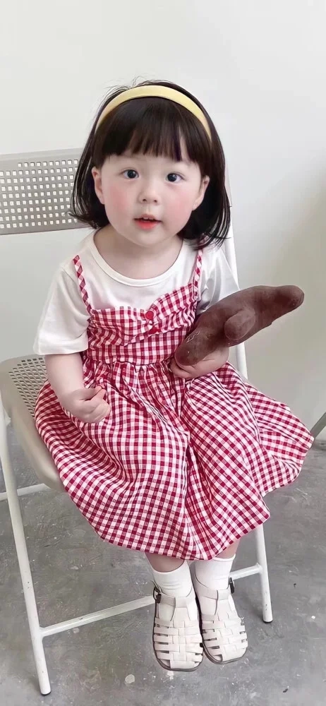Ảnh bé gái xinh đáng yêu là sự kết hợp tuyệt vời của nét dễ thương.