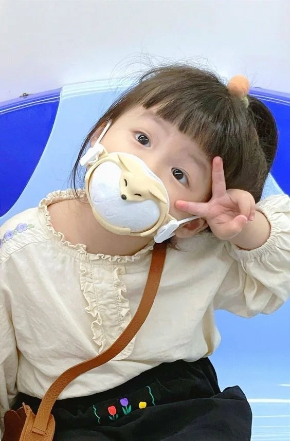 Ảnh em bé gái đáng yêu luôn khiến trái tim bạn mềm mại hơn.