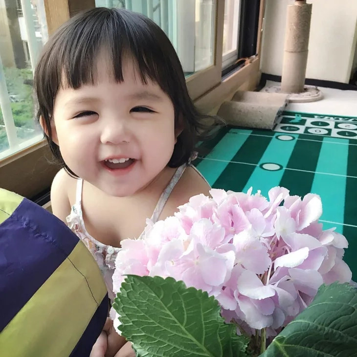 Chụp ảnh mẹ và bé gái tuyệt vời, ghi lại tình yêu và sự gắn kết.