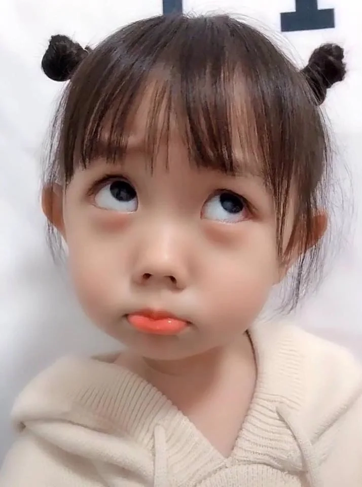 Hình ảnh bé gái béo phì với vẻ dễ thương và đáng yêu đầy cuốn hút.
