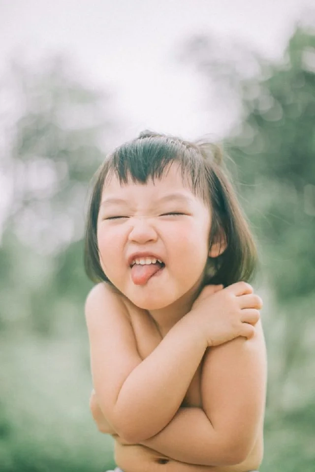 Hình ảnh bé gái cười dễ thương mang đến niềm vui và sự tươi mới.
