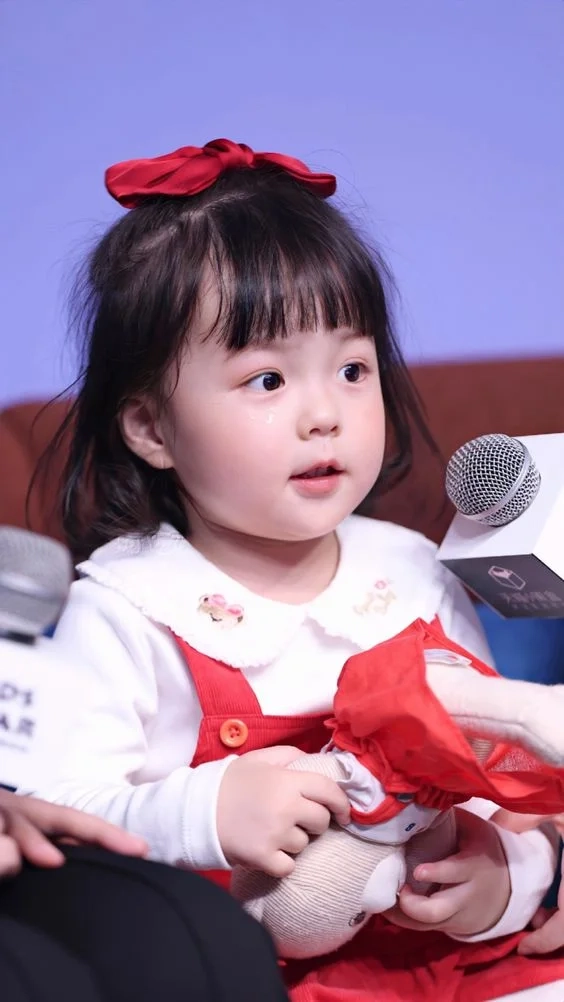 Hình ảnh bé gái dễ thương xinh đẹp khiến trái tim bạn xao xuyến.