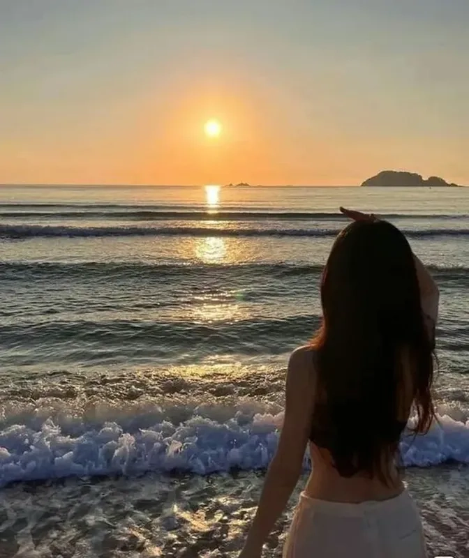 Ảnh mặc bikini chụp sau lưng toát lên vẻ đẹp tự nhiên và sự quyến rũ tuyệt vời.
