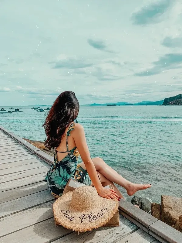 Ảnh đi biển chụp sau lưng ghi lại vẻ đẹp tự do và phóng khoáng giữa làn sóng biển