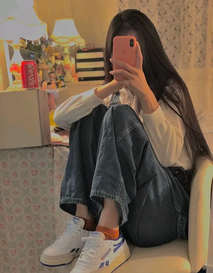 Gái xinh che mặt tóc ngắn tạo nên sự bí ẩn và quyến rũ.