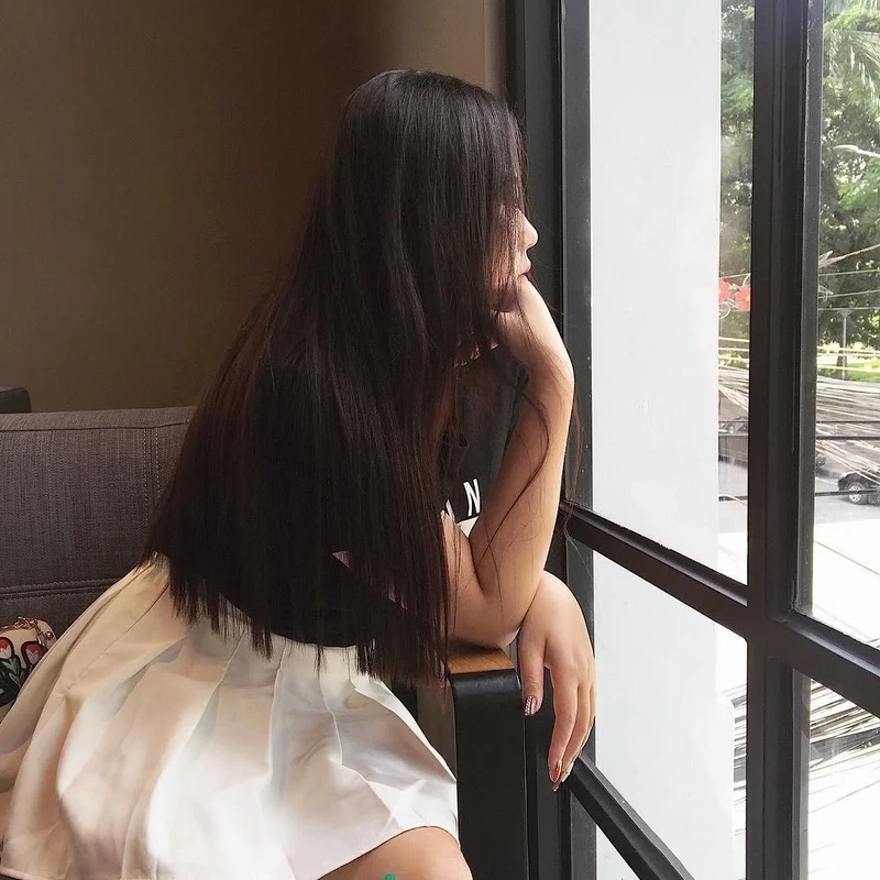 Cô gái tóc dài che mặt đem đến nét đẹp nhẹ nhàng và thu hút.