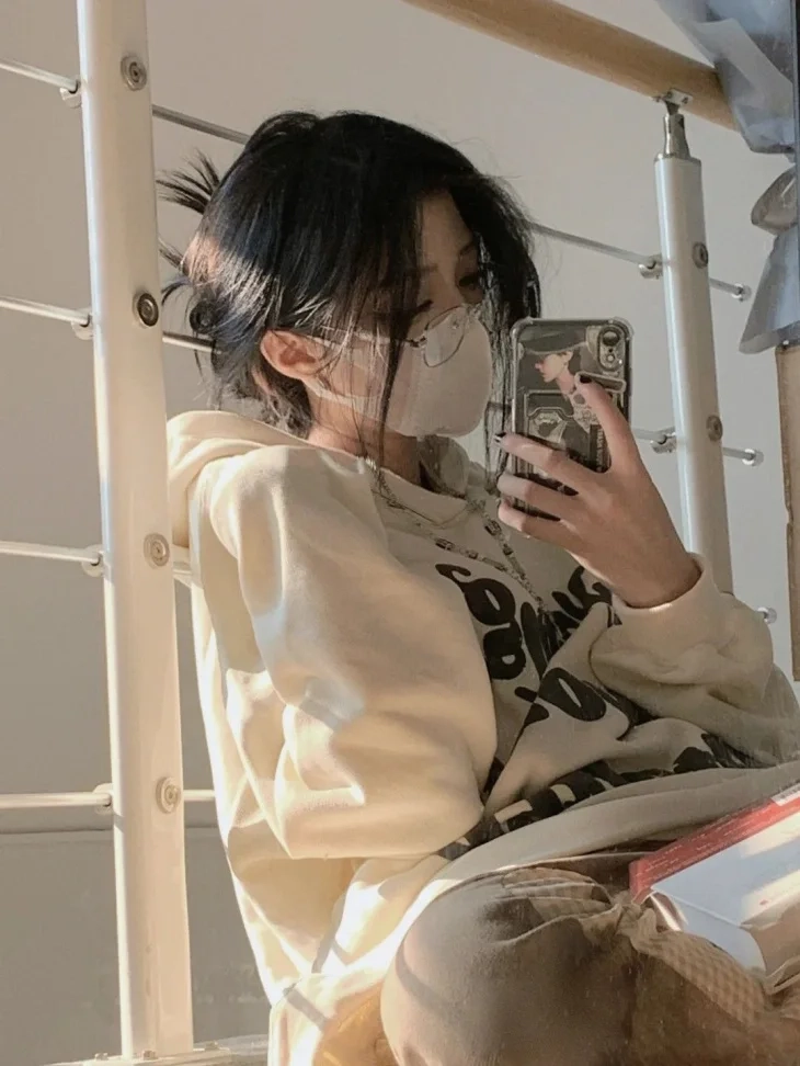 Gái cute che mặt tạo sự quyến rũ, đầy bí ẩn.