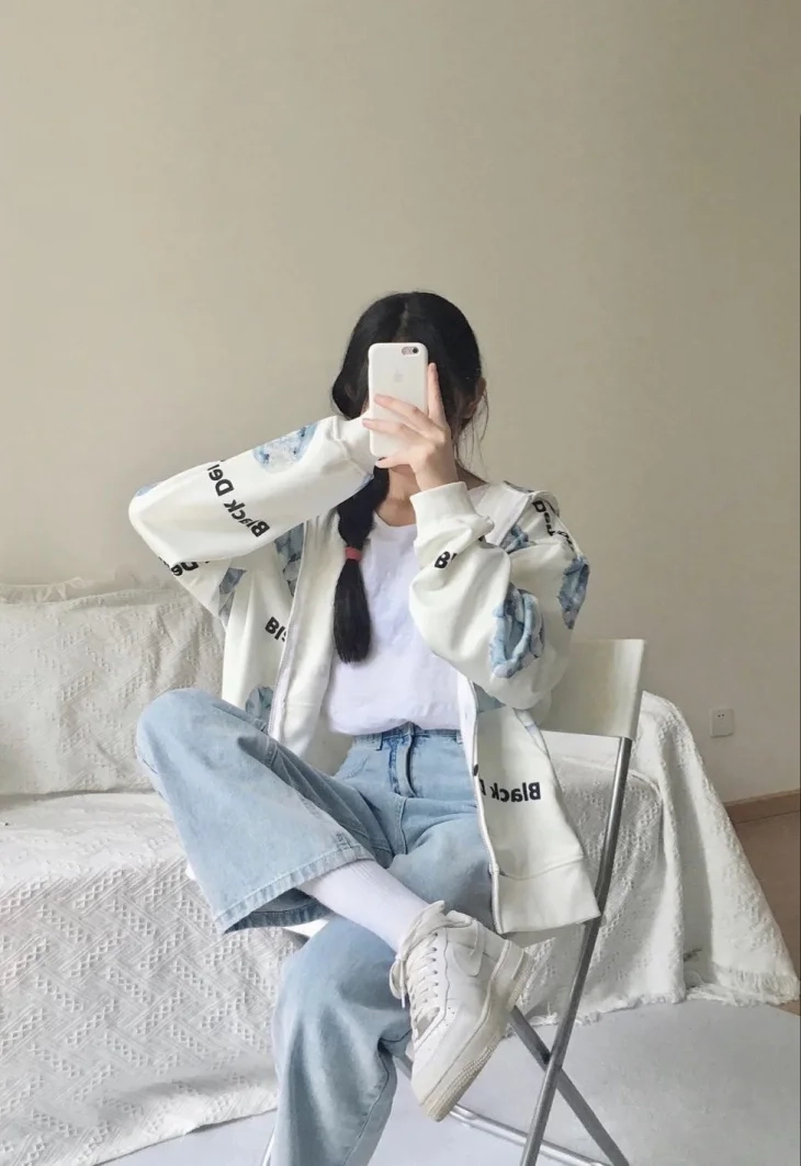 Gái xinh tóc ngang vai 2k7 che mặt tạo nét đẹp thu hút.