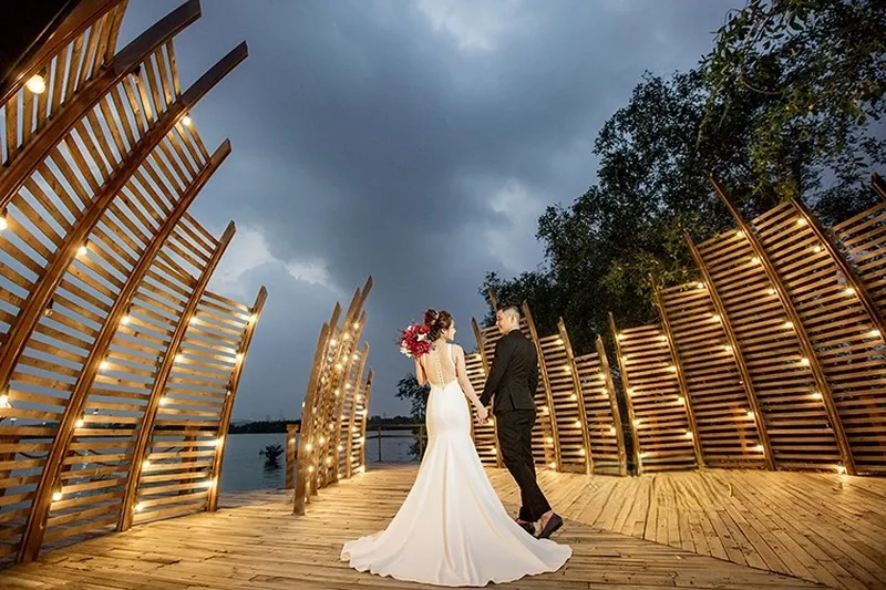 Hình ảnh chụp sau lưng tạo nên không gian đầy bí ẩn và thu hút mọi ánh nhìn