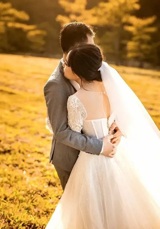 Ảnh cưới cô dâu chụp sau lưng tạo nên vẻ đẹp tinh tế, lãng mạn trong từng chi tiết