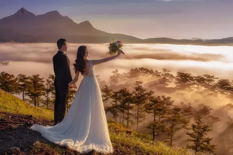 Hình cưới chụp sau lưng mang đến những khoảnh khắc ngọt ngào và đầy cảm xúc