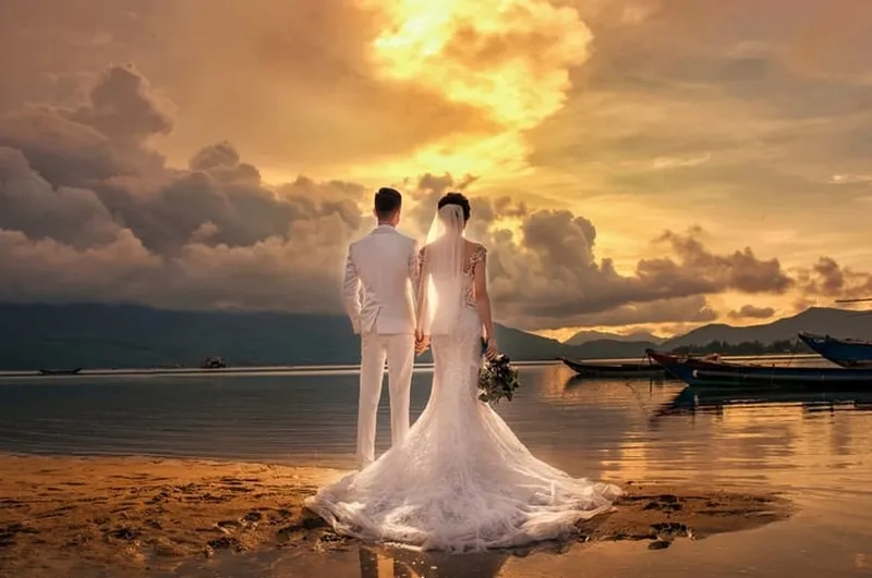 Ảnh chụp sau lưng cặp đôi ghi lại những khoảnh khắc tình yêu lãng mạn và đầy cảm xúc