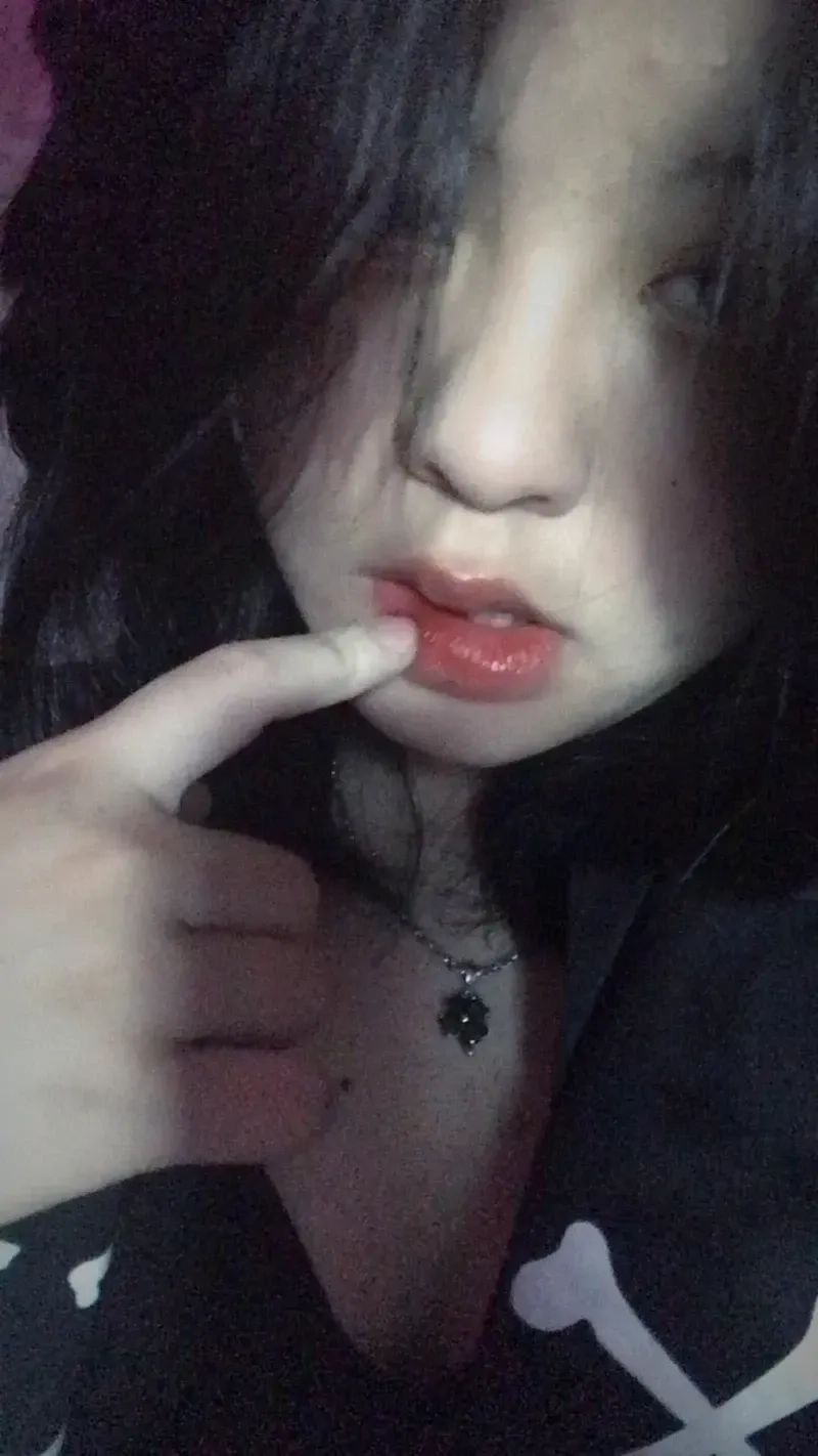 Gái xinh tóc dài đeo kính, phong cách thời trang và đầy lôi cuốn.