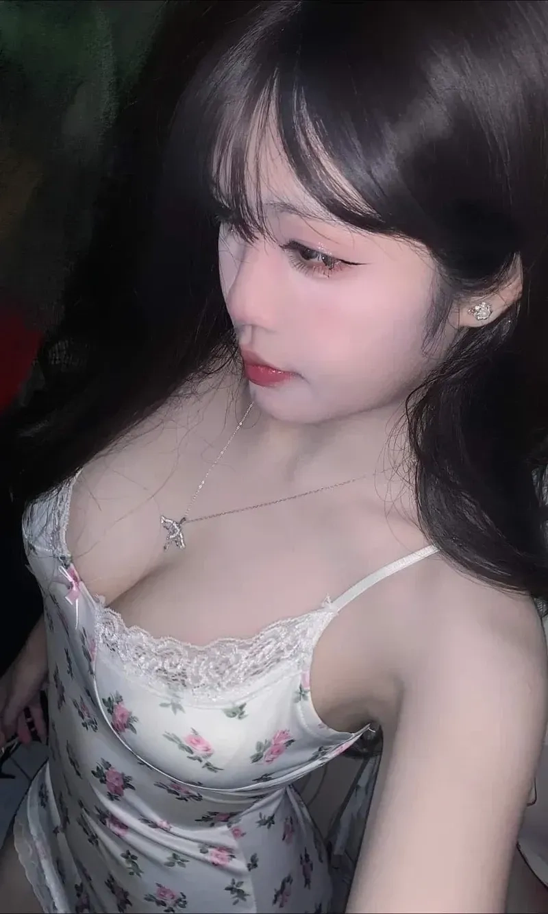 Gái xinh dễ thương dạo phố, tạo nên vẻ đẹp dịu dàng, thu hút mọi ánh nhìn.