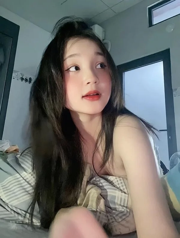 Gái xinh che mặt tóc ngắn toát lên vẻ đẹp cá tính và hiện đại.