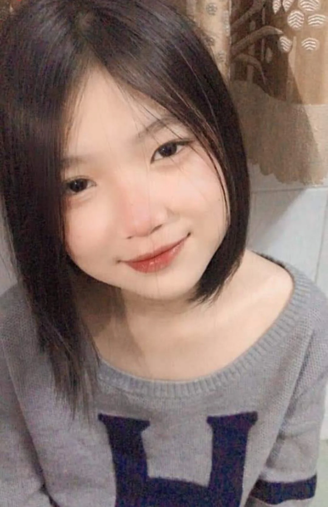 Gái cute che mặt đầy duyên dáng và đáng yêu, tạo ấn tượng mạnh mẽ.
