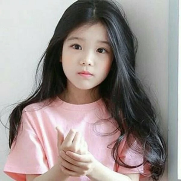Gái công sở xinh đẹp, mang đến sự duyên dáng và quyến rũ.