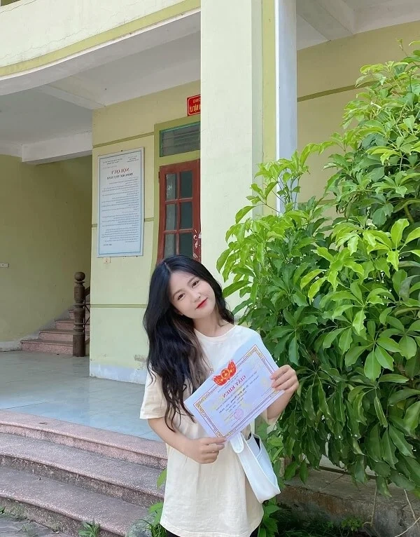 Gái xinh mặc váy công sở tạo nên vẻ đẹp thanh lịch, tinh tế.