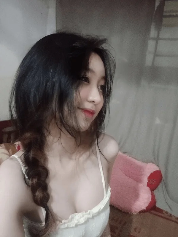 Gái xinh che mặt ảnh avatar đẹp cho con gái tạo vẻ bí ẩn và cuốn hút.