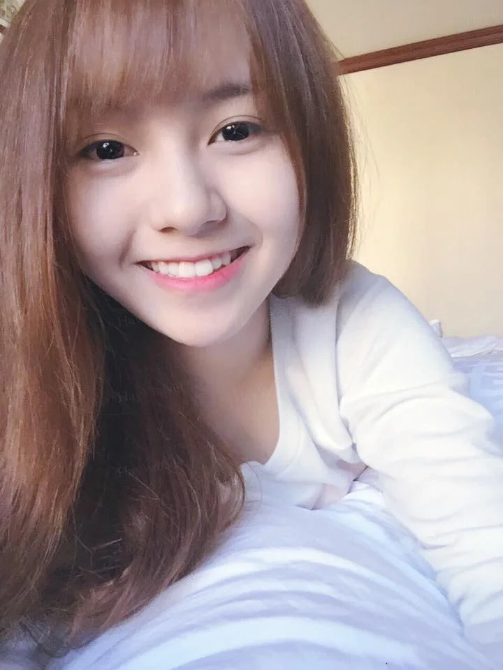 Gái sinh viên làng đại học năng động, tươi trẻ và đầy sức sống.