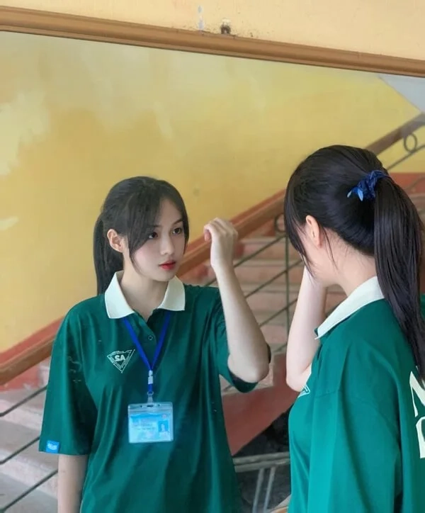Ảnh gái sinh viên duyên dáng, tự tin và thông minh.